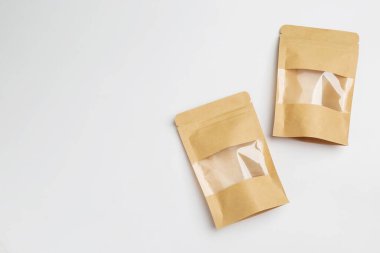 Hafif arka planda iki Kraft stand-up kesesi, düz yatıyordu. Metin için boşluk