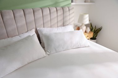 Ortopedik yatak ve yastıklar kapalı yerde, yakın plan.