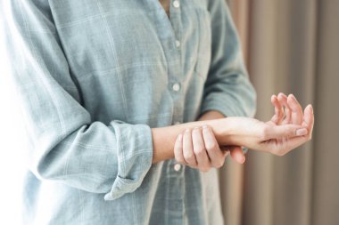 Kadın nabzını içeride kontrol ediyor, yakın plan.