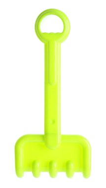 Açık yeşil plastik tırmık beyazda izole edilmiş. Çocukların plaj oyuncağı.