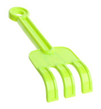 Açık yeşil plastik tırmık beyazda izole edilmiş. Çocukların plaj oyuncağı.