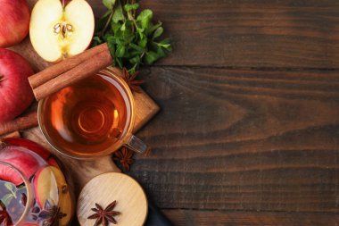Cam fincanda aromatik meyve çayı, çaydanlık, elma, nane ve baharatlar ahşap masada, düz yatak. Metin için boşluk