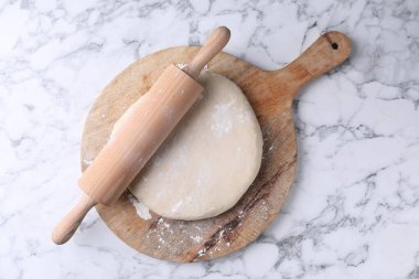 Hamur ve mermer masa üzerinde merdane, üst görünüm