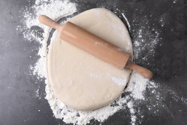 Hamur, merdane ve un gri masada, üst manzara