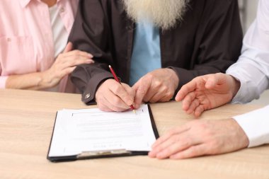 Noter danışmanı kıdemli çift ofiste son vasiyet ve vasiyetname hakkında, yakın plan