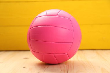 Tahta masada bir voleybol topu, yakın plan.