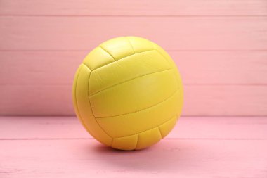 Pembe tahta masada bir voleybol topu
