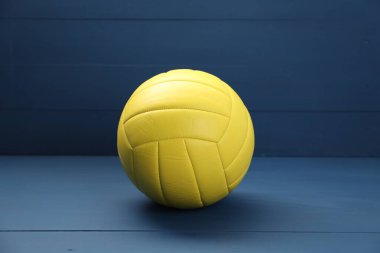 Mavi ahşap masada bir voleybol topu