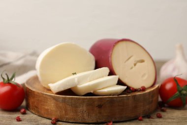 Ahşap masada servis edilen farklı taze süt ürünleri.