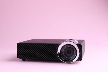 Pembe arka planda bir modern video projektörü, yakın plan