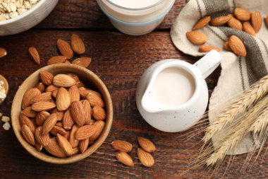 Yulaf gevreği, badem sütü ve fındıklar ahşap masada, düz yatıyordu.