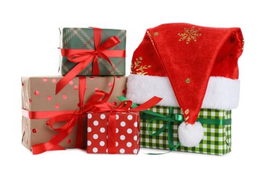Noel Baba şapkası ve hediye kutuları beyaza izole edilmiş.