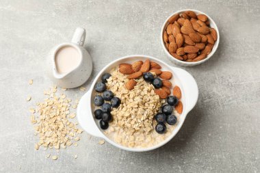Badem sütlü, fındıklı ve yaban mersinli lezzetli yulaf ezmesi.