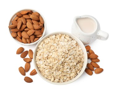 Yulaf gevreği, badem sütü ve fındık beyaza izole edilmiş.