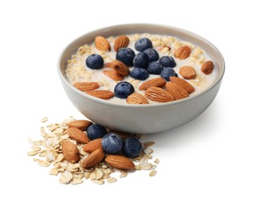 Badem sütlü, fındıklı ve yaban mersinli lezzetli yulaf ezmesi.