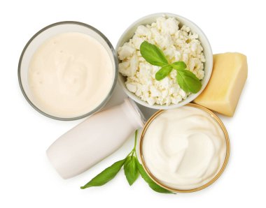 Farklı süt ürünleri ve fesleğen beyaz, üst görünüm