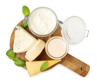 Farklı süt ürünleri ve fesleğen beyaz, üst görünüm