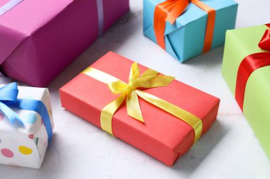 Beyaz mermer masada fiyonklu güzel hediye kutuları, yakın plan.