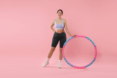 Pembe arka planda hulahuplu mutlu kadın