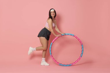 Pembe arka planda hulahuplu mutlu kadın