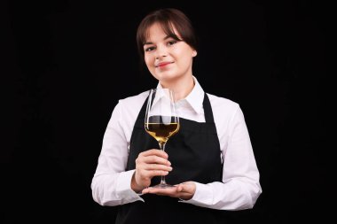 Siyah arka planda beyaz şarap kadehi olan profesyonel şarap garsonu.