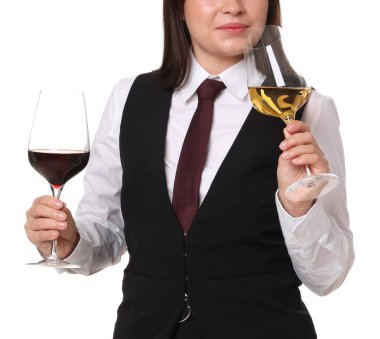 Profesyonel şarap garsonu beyaz arka planda şarap tadıyor, yakın plan.