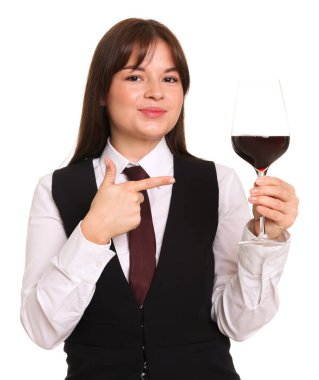 Beyaz arka planda kırmızı şarap kadehi olan profesyonel şarap garsonu.