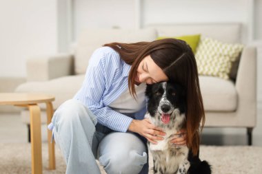 Evinde Collie köpeği olan bir kadın.