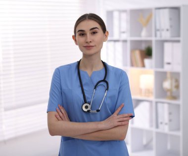 Klinikte gülümseyen tıbbi asistanın portresi