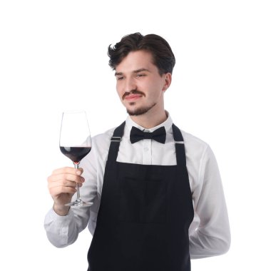 Beyaz arka planda kırmızı şarap kadehi olan profesyonel şarap garsonu.