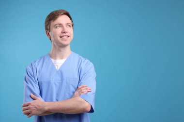 Açık mavi arkaplanda tıbbi asistanın portresi, metin için boşluk