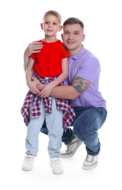 Babası ve oğlu beyaz arka planda.