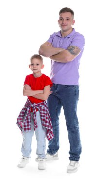 Babası ve oğlu beyaz arka planda.