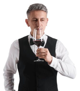 Profesyonel şarap garsonu beyaz arka planda kırmızı şarap tadıyor.