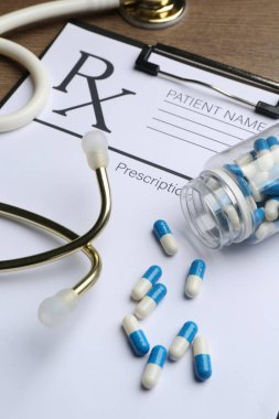 Boş tarlalar, steteskop ve haplarla dolu tıbbi reçete formu.