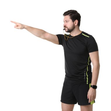 Hakem düdüğü çalıyor ve beyaz arkaplanı işaret ediyor