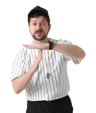 Hakem beyaz arkaplanda mola jesti gösteriyor