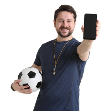 Beyaz arka planda akıllı telefon ve futbol topu olan hakem