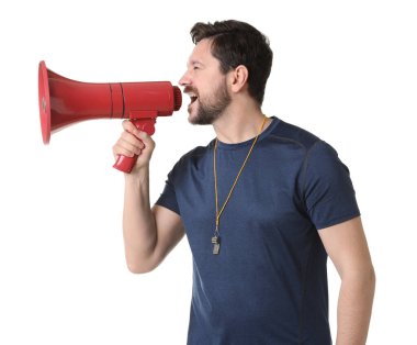 Hakem beyaz arka planda megafonla bağırıyor