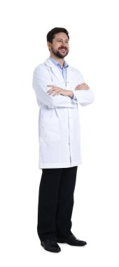 Beyaz arka planda çapraz kollu ceketli gülümseyen eczacı.