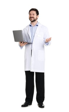 Beyaz arka planda dizüstü bilgisayarı olan gülümseyen eczacı