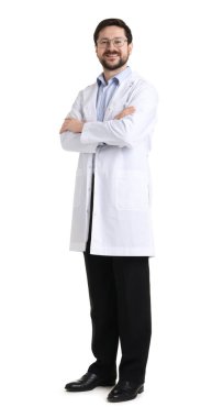 Beyaz arka planda çapraz kollu ceketli ve gözlüklü gülümseyen eczacı.