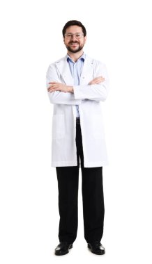 Beyaz arka planda çapraz kollu ceketli ve gözlüklü gülümseyen eczacı.