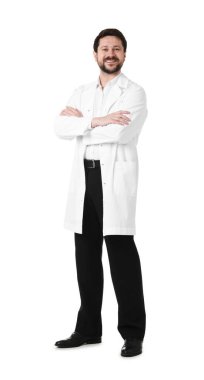 Beyaz arka planda çapraz kollu ceketli gülümseyen eczacı.