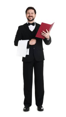 Beyaz arka planda havluyla gülümseyen garson.