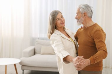 Güzel yaşlı çift evde dans ediyor. Metin için boşluk