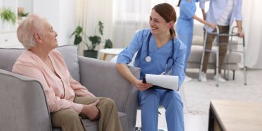 Bakıcı, huzurevindeki son sınıf kadınına iyi olup olmadığını soruyor.