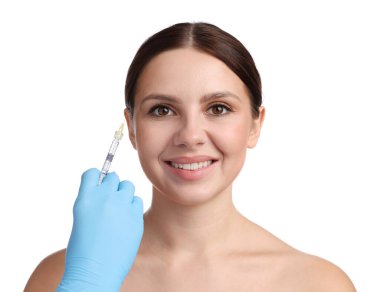 Estetik ameliyat. Doktor beyaz arka plandaki hastaya yüz enjeksiyonu yapıyor.