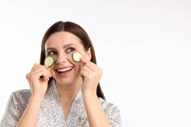 Beyaz arka planda salatalık dilimleri olan kadın, metin için boşluk