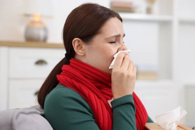 Evde burnu akan bir kadın. Soğuk Semptom